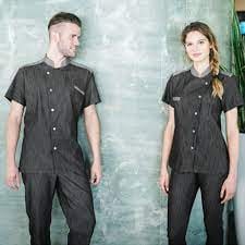 uomo e donna con una divisa camicia a mezze maniche e pantalone nero