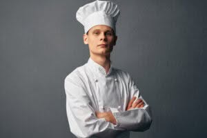 cuoco con divisa e cappello bianchi